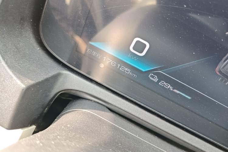 Used BYD Yuan Pro 2021 401 km Luxury Version Odometer Close Up