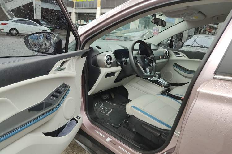 Used BYD Yuan Pro 2023 320KM Luxury Version Interior 3