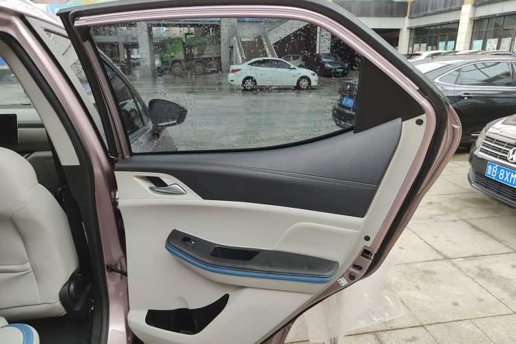Used BYD Yuan Pro 2023 320KM Luxury Version Interior 6