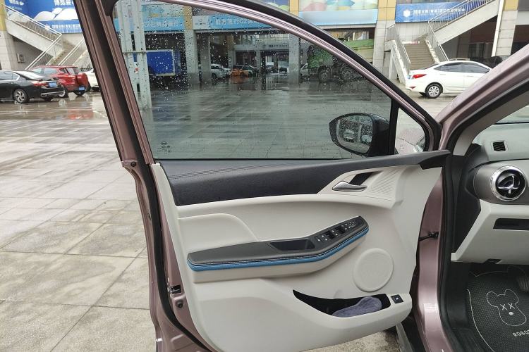 Used BYD Yuan Pro 2023 320KM Luxury Version Interior 7