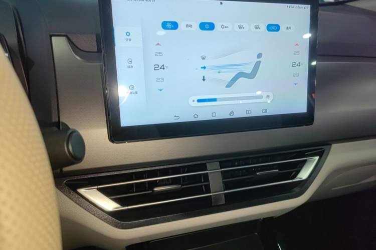 Used BYD Yuan Pro 2023 401 km Deluxe Version Audio And AC Panel