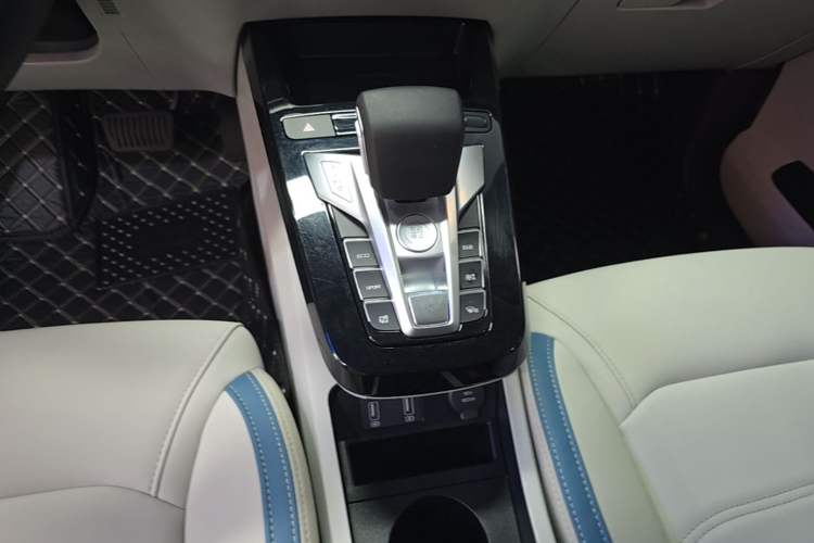Used BYD Yuan Pro 2023 401KM Luxury Version Gear Lever