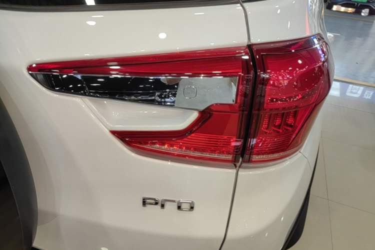 Used BYD Yuan Pro 2023 401 km Deluxe Version Right Rear Taillight