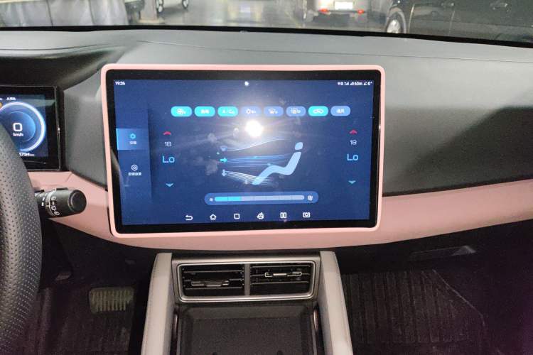 Used BYD Yuan UP 2024 401KM Leading Edition Audio And AC Panel