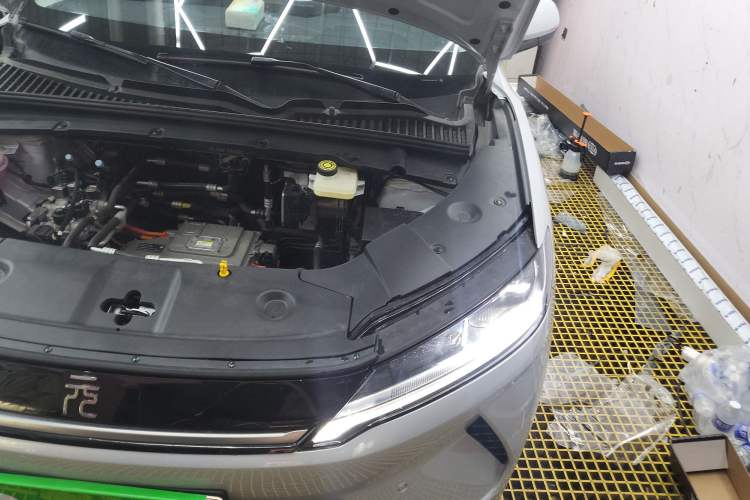 Used BYD Yuan UP 2025 Intelligent Driving Version 401 KM Dynamic Edition Engine Bay Left