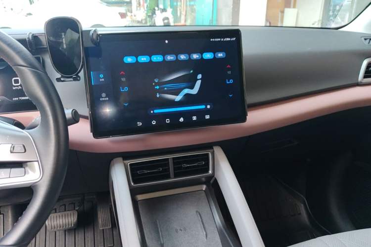 Used BYD Yuan UP 2024 401KM Beyond Edition Audio And AC Panel