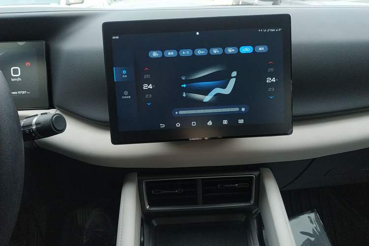 Used BYD Yuan UP 2024 401 km Active Version Audio And AC Panel