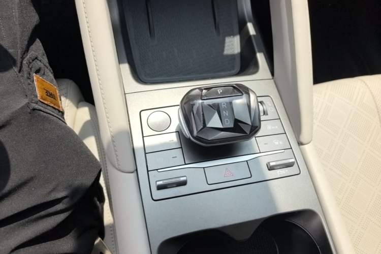 Used BYD Yuan UP 2024 401 km Active Version Gear Lever