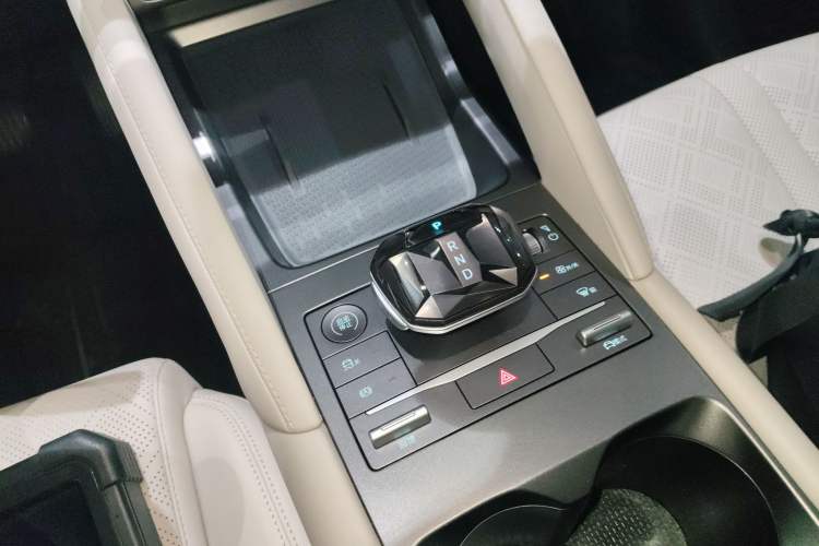 Used BYD Yuan UP 2024 401 km Active Version Gear Lever