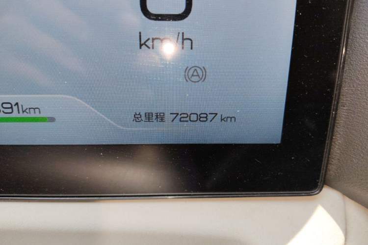 Used BYD Yuan UP 2024 401 km Active Version Odometer Close Up