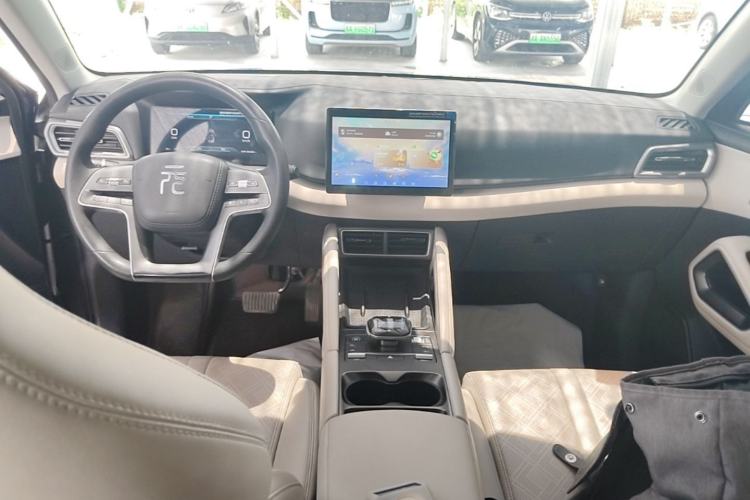 Used BYD Yuan UP 2024 401 km Active Version Center Console