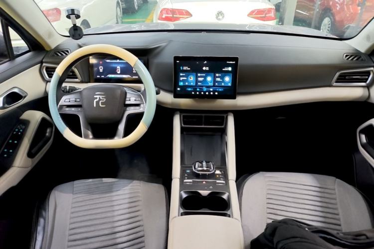 Used BYD Yuan UP 2024 401 km Active Version Center Console