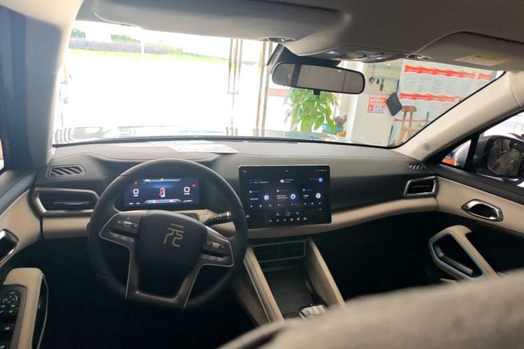 Used BYD Yuan UP 2024 401KM Leading Edition Center Console