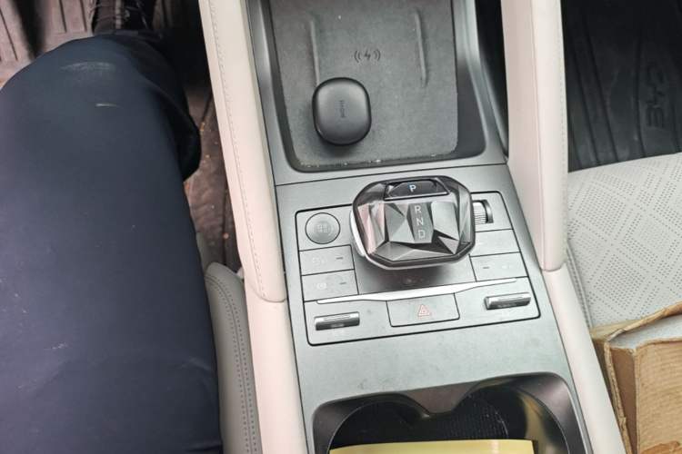 Used BYD Yuan UP 2024 401KM Beyond Edition Gear Lever