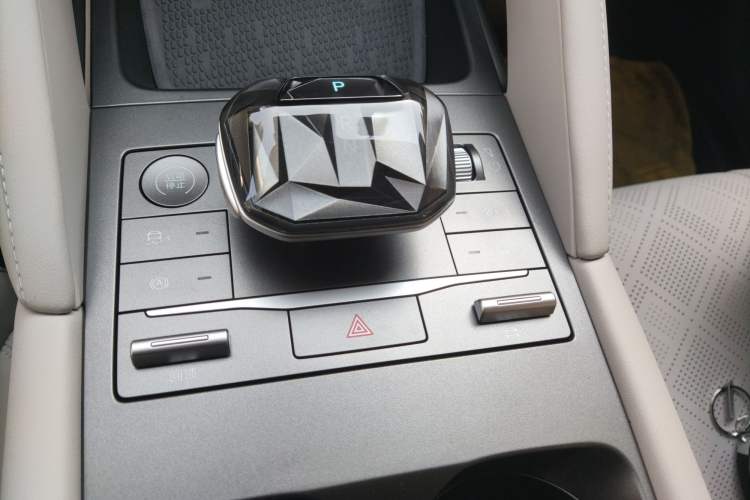 Used BYD Yuan UP 2024 401 km Active Version Gear Lever