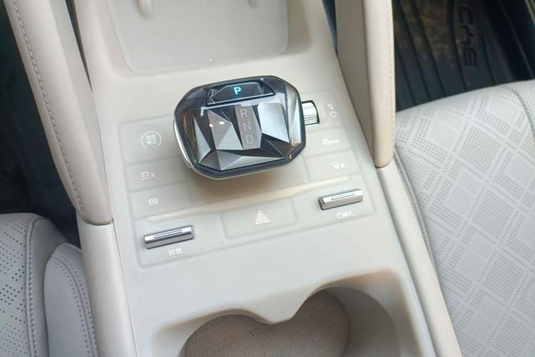 Used BYD Yuan UP 2024 401 km Active Version Gear Lever
