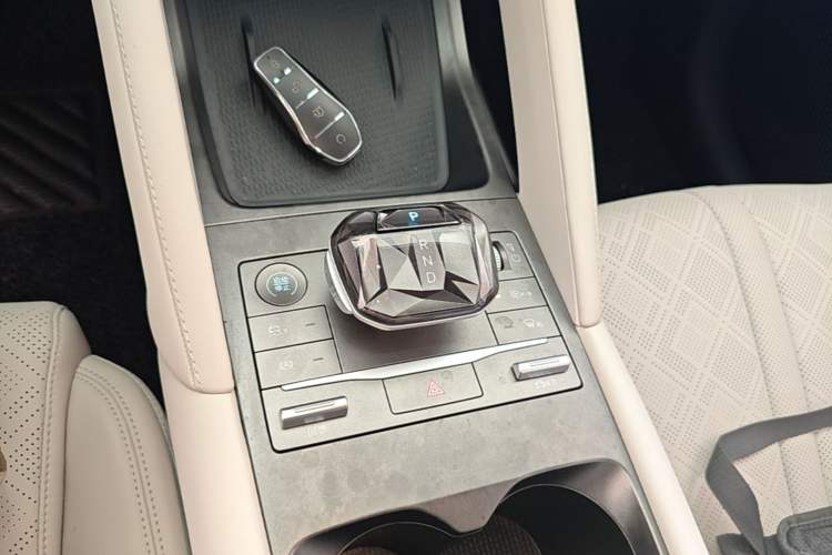Used BYD Yuan UP 2024 401KM Leading Edition Gear Lever