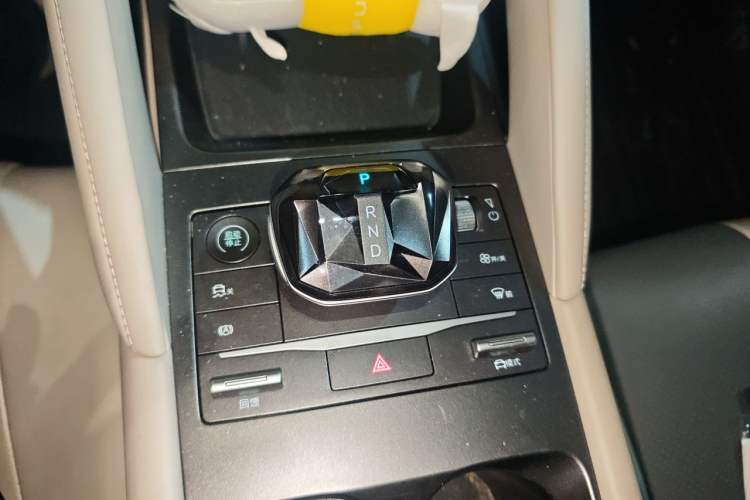 Used BYD Yuan UP 2024 401 km Active Version Gear Lever