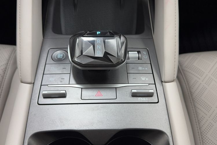Used BYD Yuan UP 2024 401 km Active Version Gear Lever