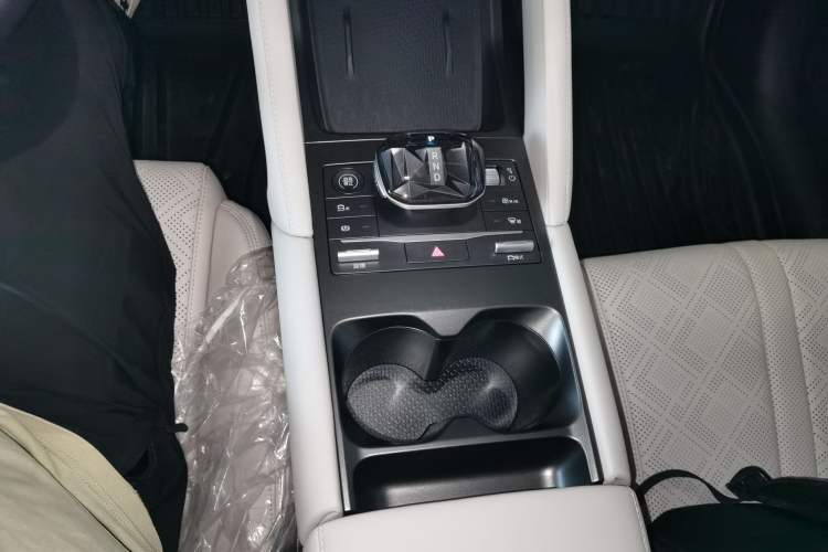 Used BYD Yuan UP 2024 401 km Active Version Gear Lever