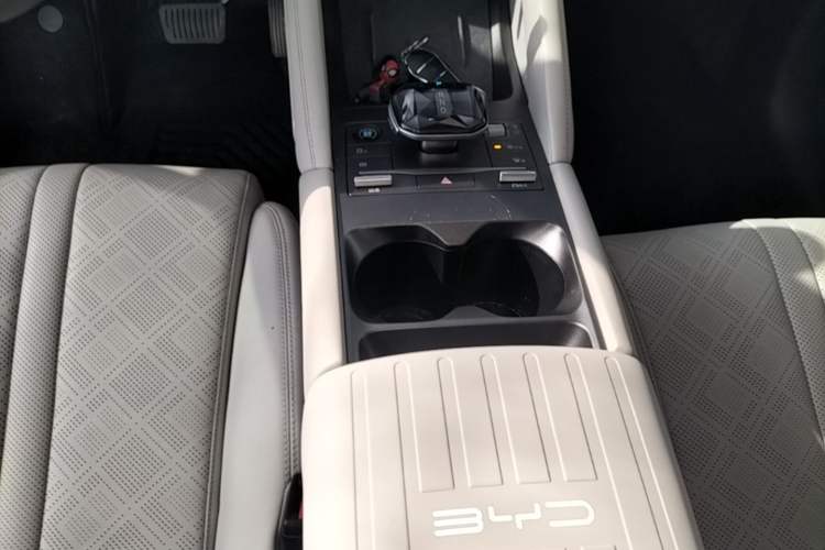Used BYD Yuan UP 2024 401KM Beyond Edition Gear Lever