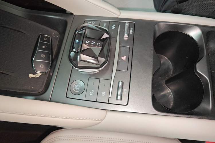 Used BYD Yuan UP 2024 401 km Active Version Gear Lever