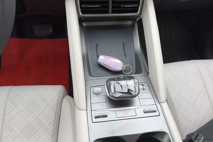 Used BYD Yuan UP 2024 401 km Active Version Gear Lever