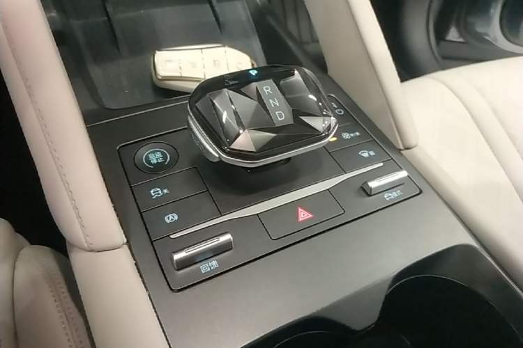 Used BYD Yuan UP 2024 401 km Active Version Gear Lever