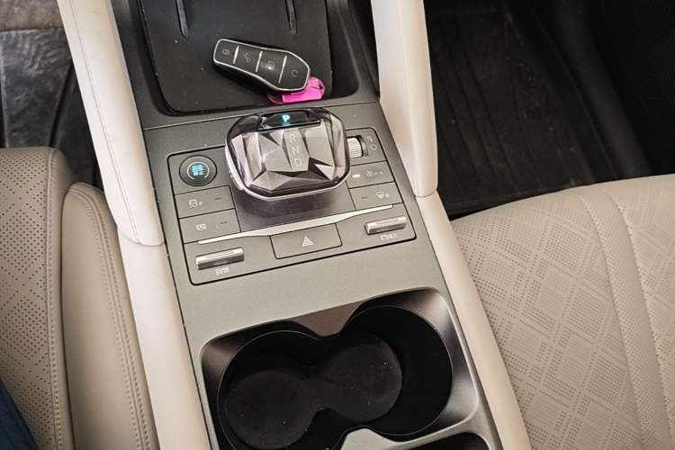 Used BYD Yuan UP 2024 401 km Active Version Gear Lever