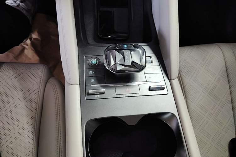 Used BYD Yuan UP 2024 401KM Beyond Edition Gear Lever