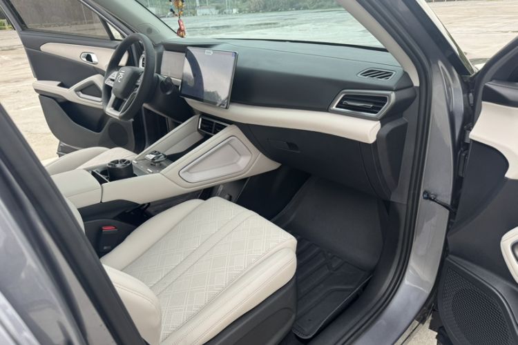 Used BYD Yuan UP 2024 401KM Leading Edition Interior 8