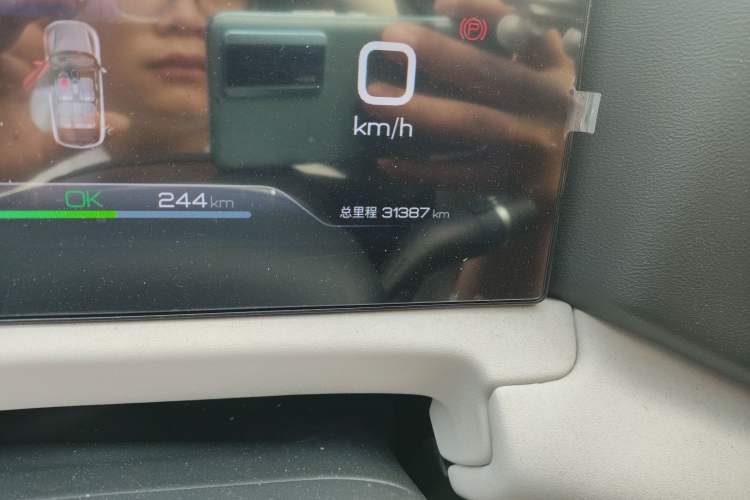 Used BYD Yuan UP 2024 401KM Leading Edition Odometer Close Up