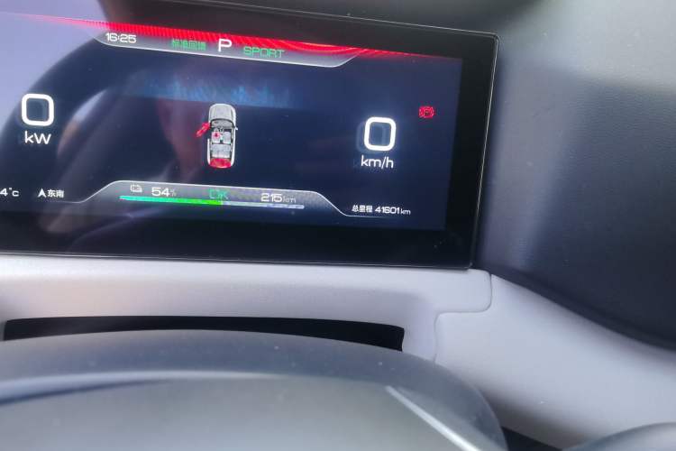 Used BYD Yuan UP 2024 401 km Active Version Odometer Close Up