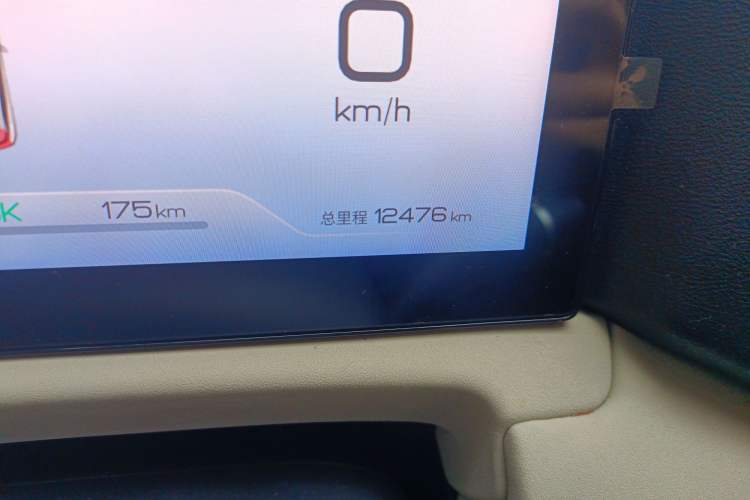 Used BYD Yuan UP 2024 401 km Active Version Odometer Close Up