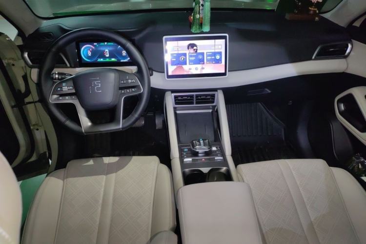 Used BYD Yuan UP 2024 401 km Active Version Center Console