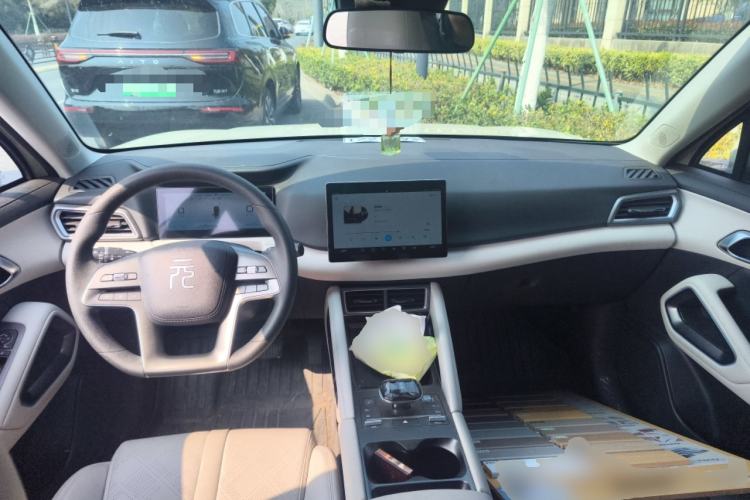 Used BYD Yuan UP 2024 401 km Active Version Center Console