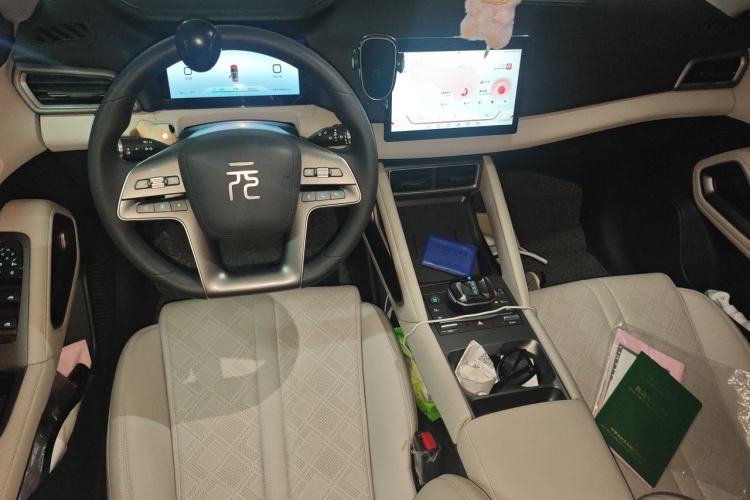 Used BYD Yuan UP 2024 401 km Active Version Center Console