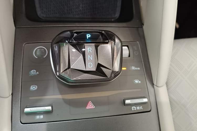 Used BYD Yuan UP 2024 401KM Leading Edition Gear Lever