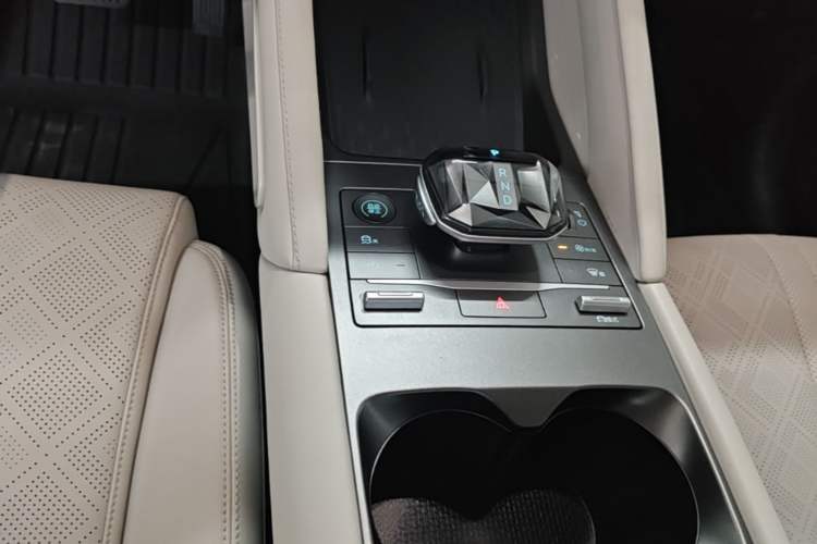 Used BYD Yuan UP 2024 401 km Active Version Gear Lever