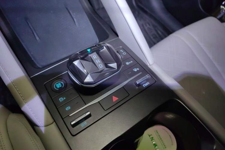 Used BYD Yuan UP 2024 401 km Active Version Gear Lever