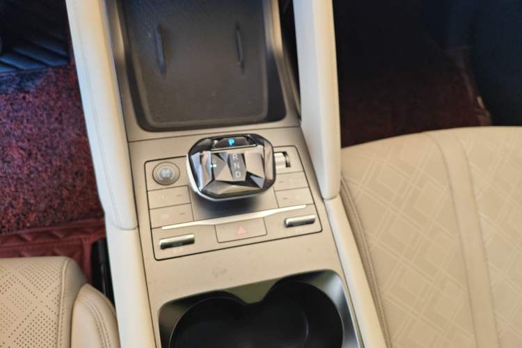 Used BYD Yuan UP 2024 401 km Active Version Gear Lever
