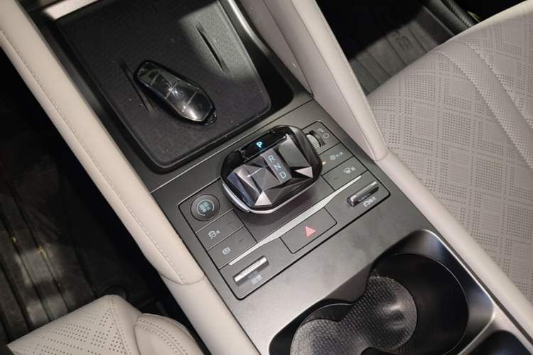 Used BYD Yuan UP 2024 401 km Active Version Gear Lever