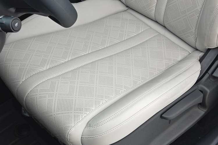 Used BYD Yuan UP 2024 401KM Leading Edition Interior 3