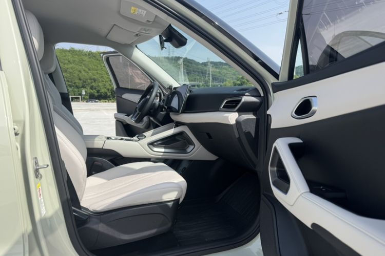 Used BYD Yuan UP 2024 401KM Leading Edition Interior 9
