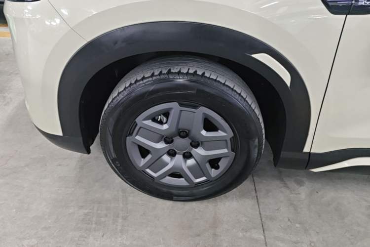 Used BYD Yuan UP 2024 401 km Active Version Left Front Wheel Hub