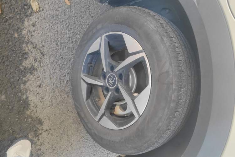 Used BYD Yuan UP 2024 401KM Leading Edition Right Front Wheel Hub