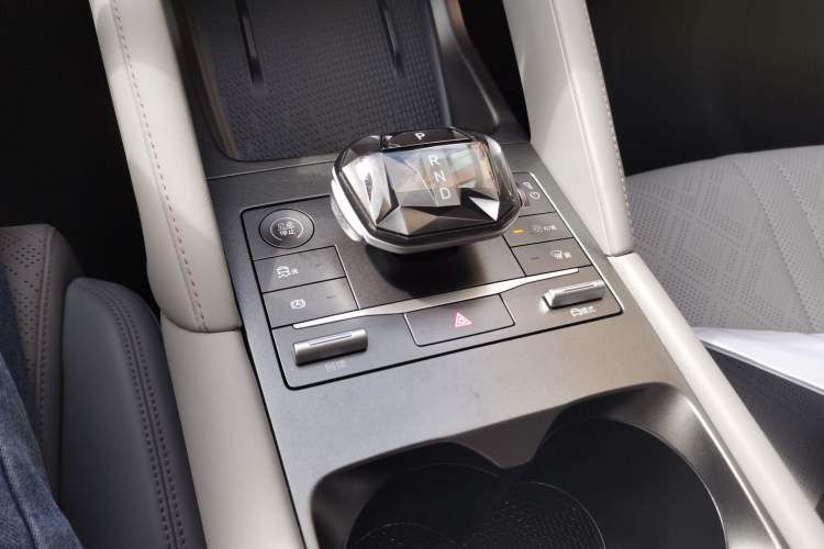 Used BYD Yuan UP 2024 401 km Active Version Gear Lever