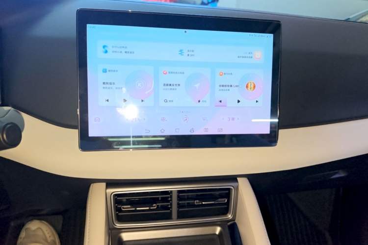 Used BYD Yuan UP 2024 301KM Leading Edition Audio And AC Panel