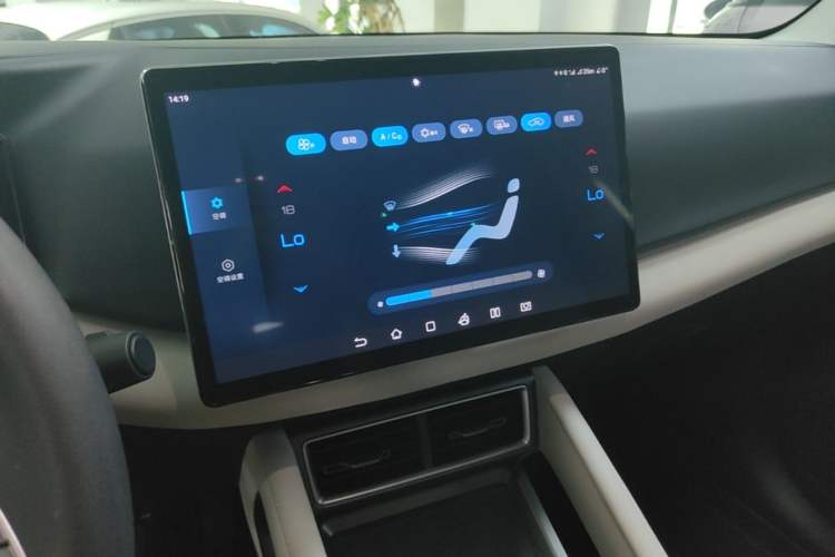 Used BYD Yuan UP 2024 401KM Leading Edition Audio And AC Panel