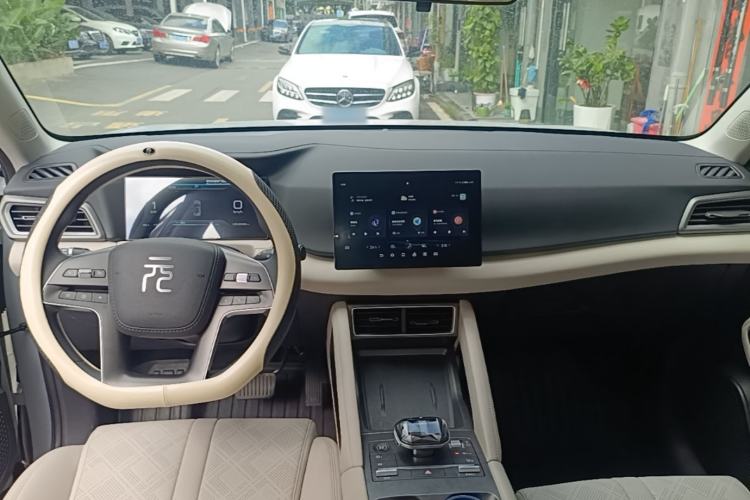 Used BYD Yuan UP 2024 401 km Active Version Center Console